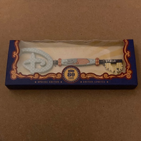 Dumbo 80th Anniversary Collector Key - Picture 2 of 7